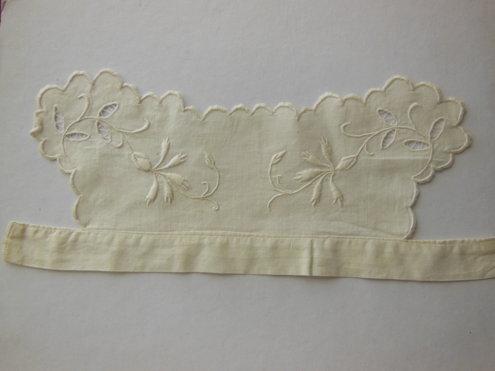 Petit col ancien bébé? emmanchure? broderie fleur plumetis TT1-28