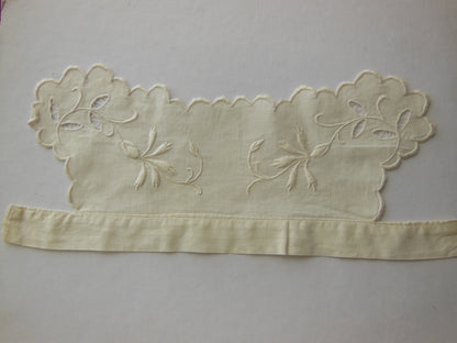 Petit col ancien bébé? emmanchure? broderie fleur plumetis TT1-28