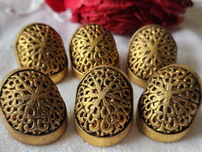 Lot 6  boutons vintage en métal effet compressé lourd 2,7 sur 1,9 cm ref 3789