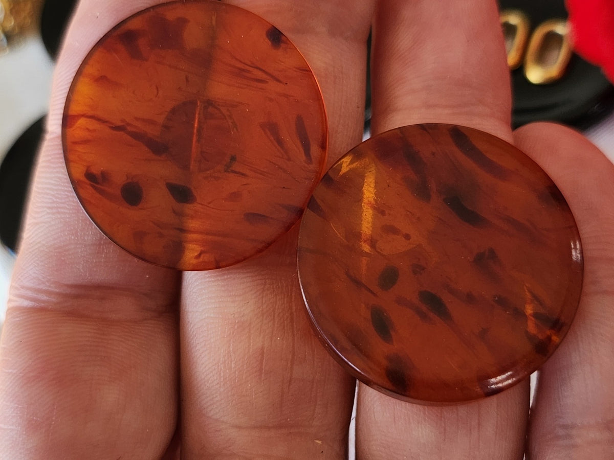 Duo boutons vintage ambrés orange effet écaille 3 cm pied D19H