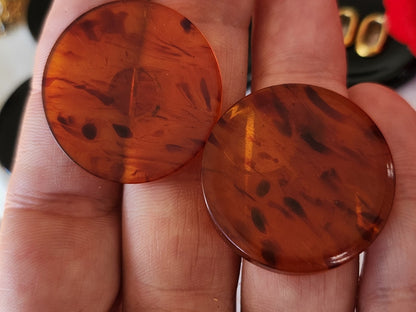 Duo boutons vintage ambrés orange effet écaille 3 cm pied D19H