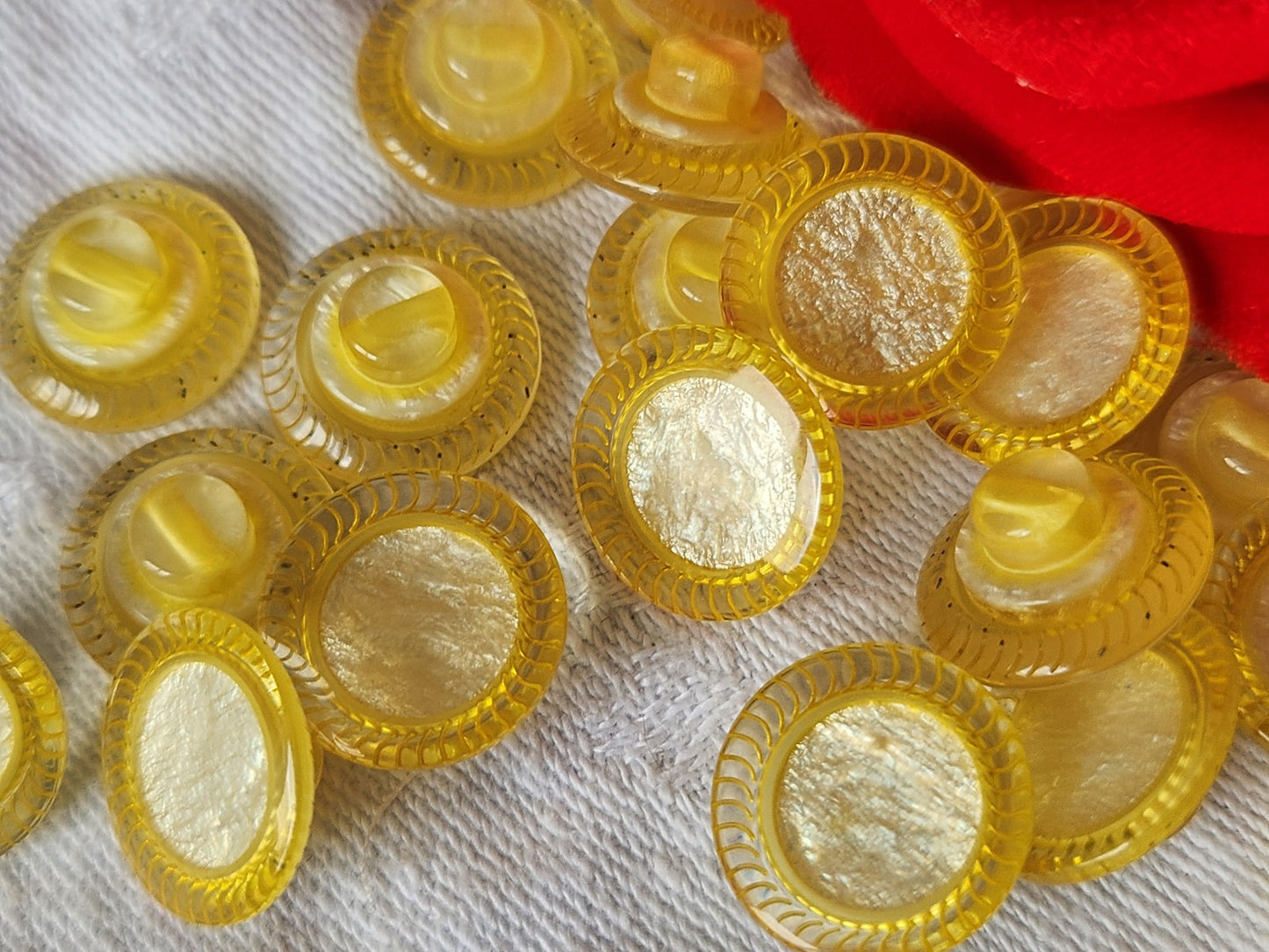 Lot 11 boutons vintage jaune superbe à pied 1,5 cm ref 2442