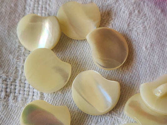 Lot 6 boutons anciens en nacre blanche forme original 1,7 sur 1,5 cm ref 1869