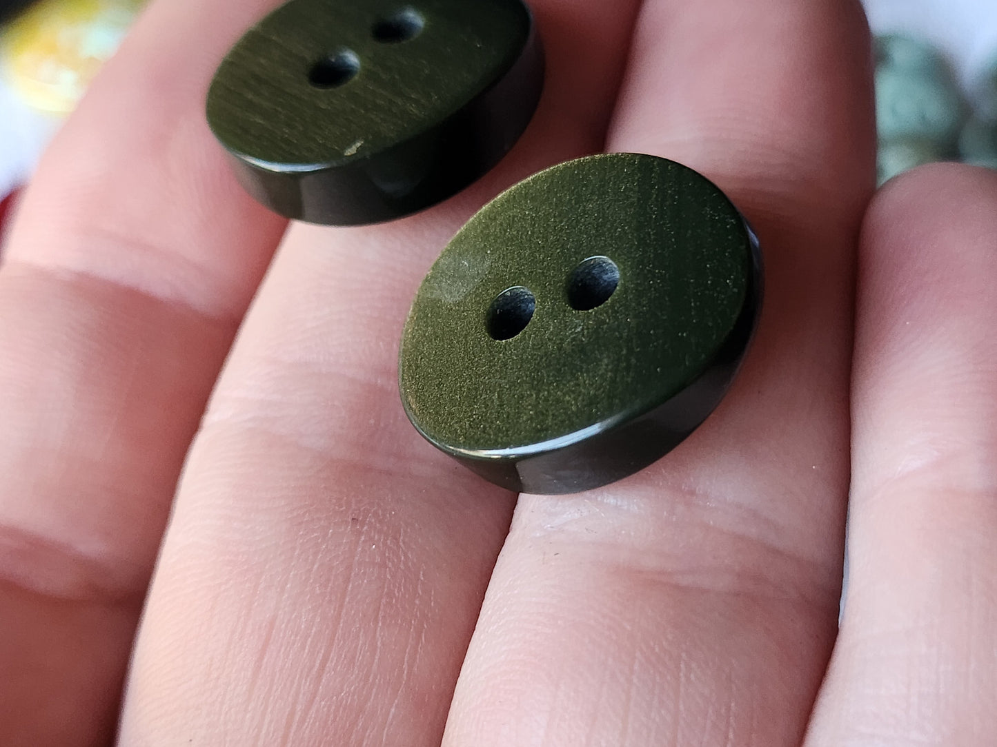 Lot 6 boutons vintage vert doré ovale épais 1,9 sur 2,2 cm ref 428