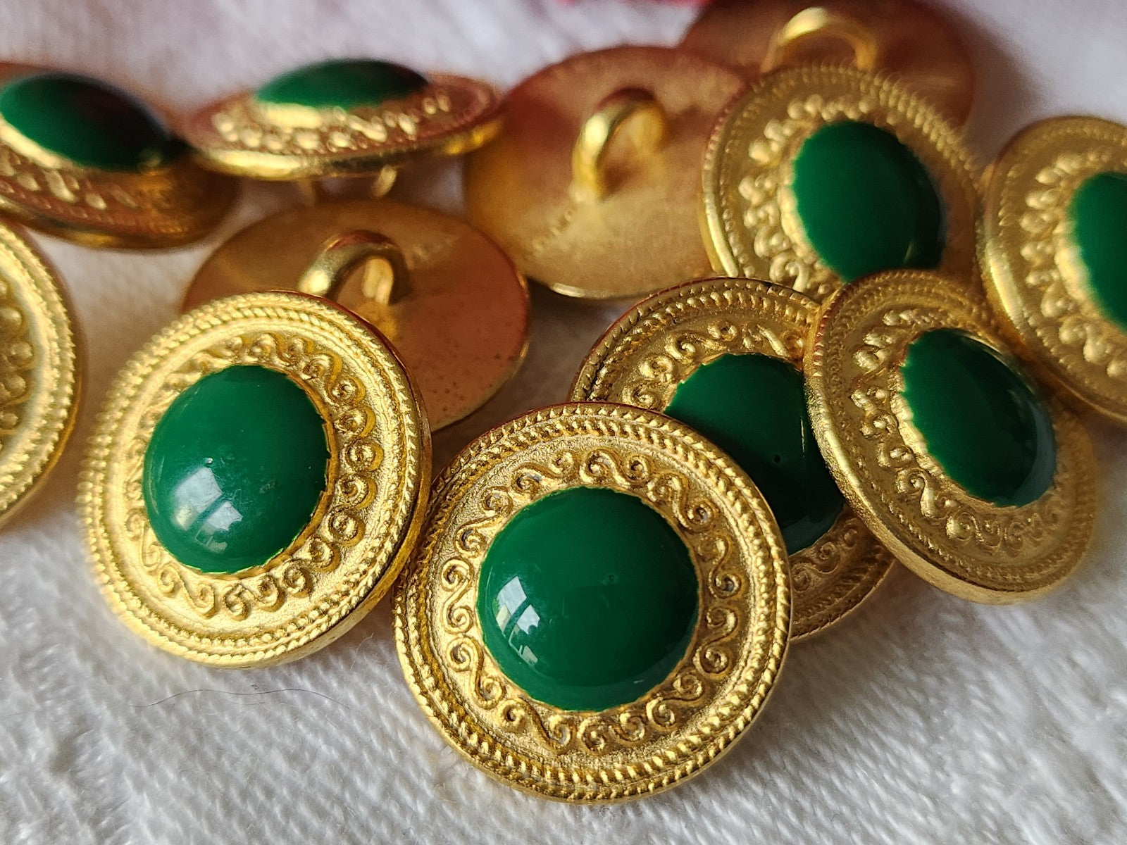 Lot 6 boutons en métal doré vert 1,5 cm pied  ref 3664