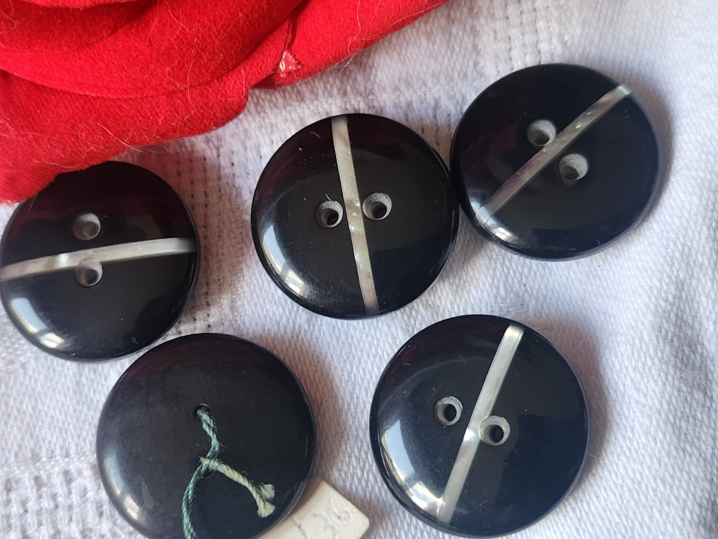 Lot 5 boutons vintage noir liseré blanc trous 2,2 cm ref 2100