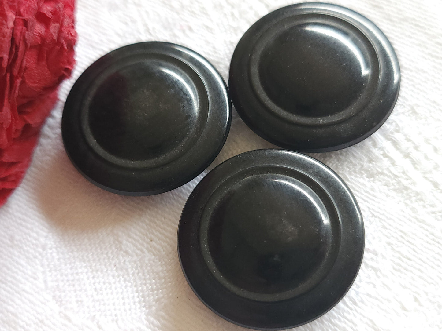 Trio  gros boutons anciens en corozo collection noir 2,7 cm pied G18L