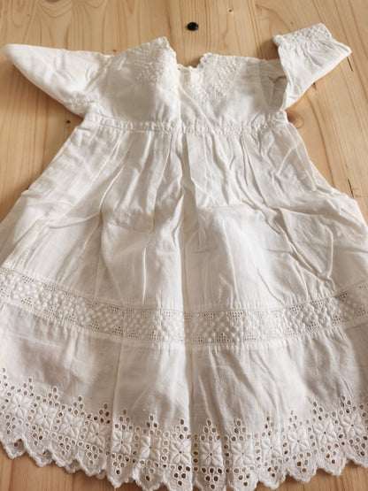 Petite robe ancienne enfant poupée blanc fine dentelle jour B6