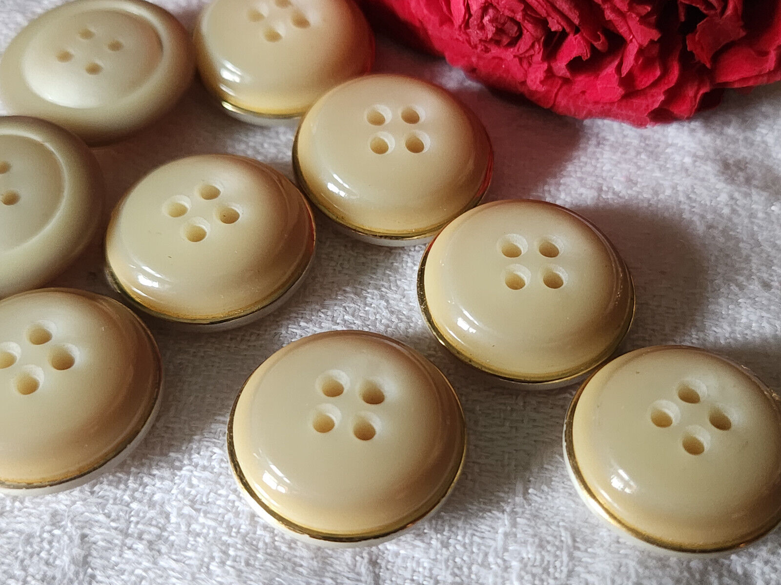 Lot 6 boutons vintage beige bombé doré à trous 2,1 cm ref 2881