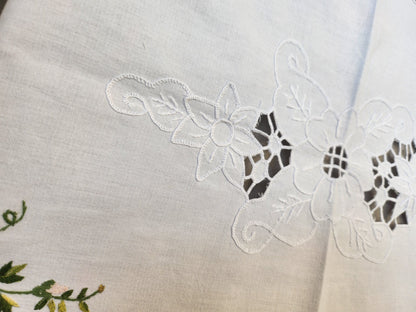 Grand napperon ancien ovale centre de table broderie 49,5 sur 88 cm B7