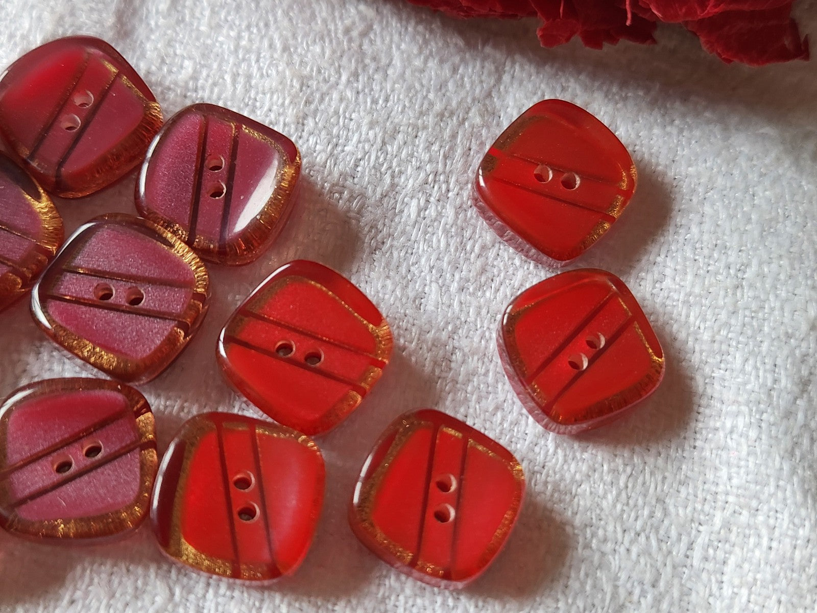 Lot 16 boutons vintage fushia et rouge 2 series mini trous 1,1 cm ref 2695