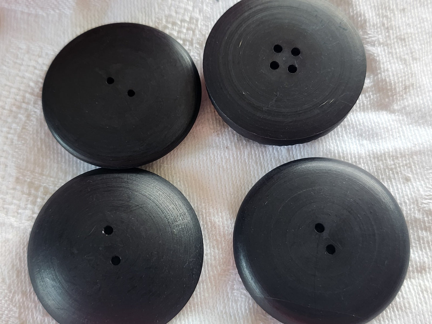Lot 4 gros boutons vintage noir mat panaché 3,3/3,4 cm ref 1934