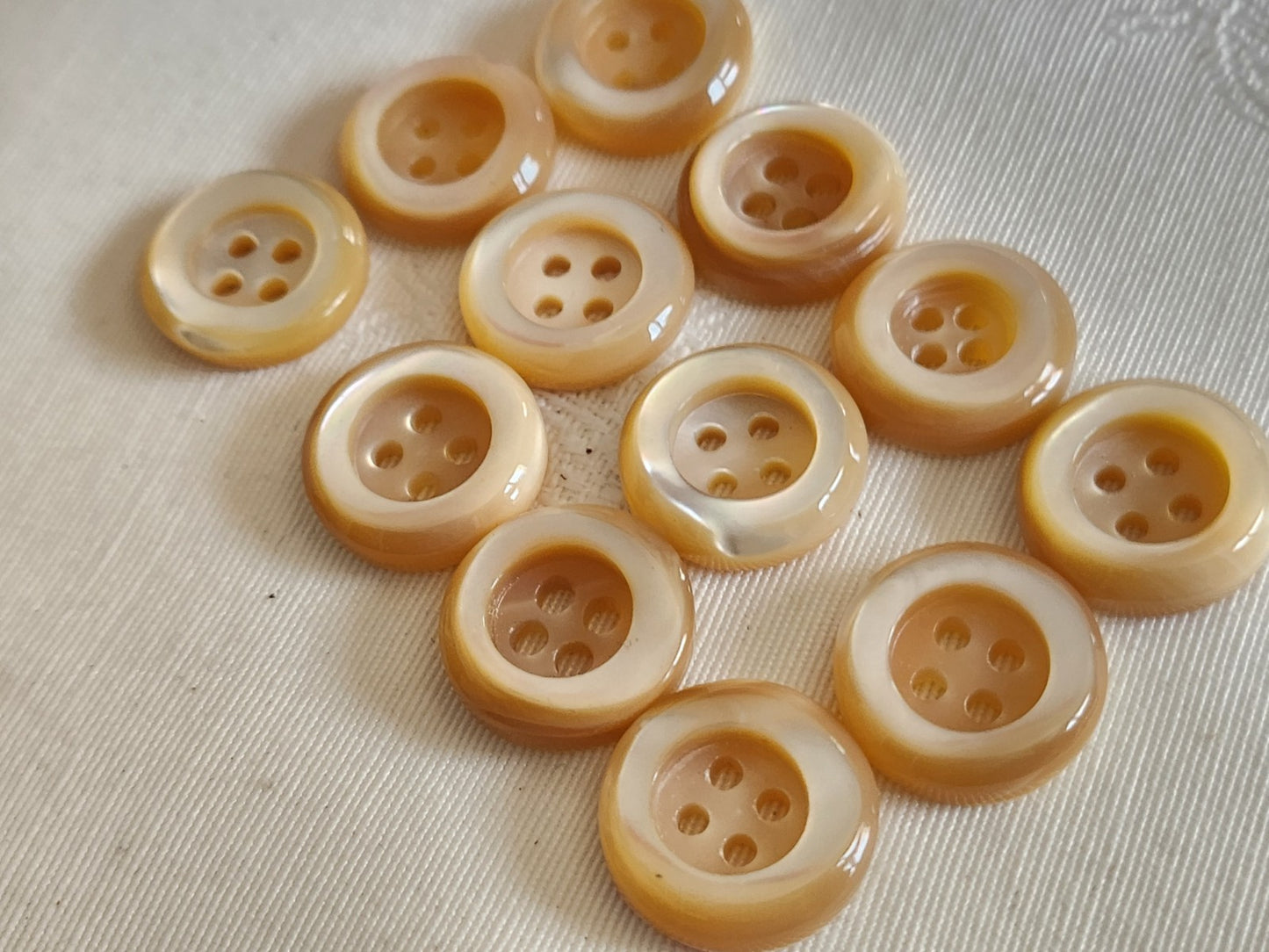 Lot  12 boutons anciens en nacre beige épais bord 1,7 cm lourd ref  6353