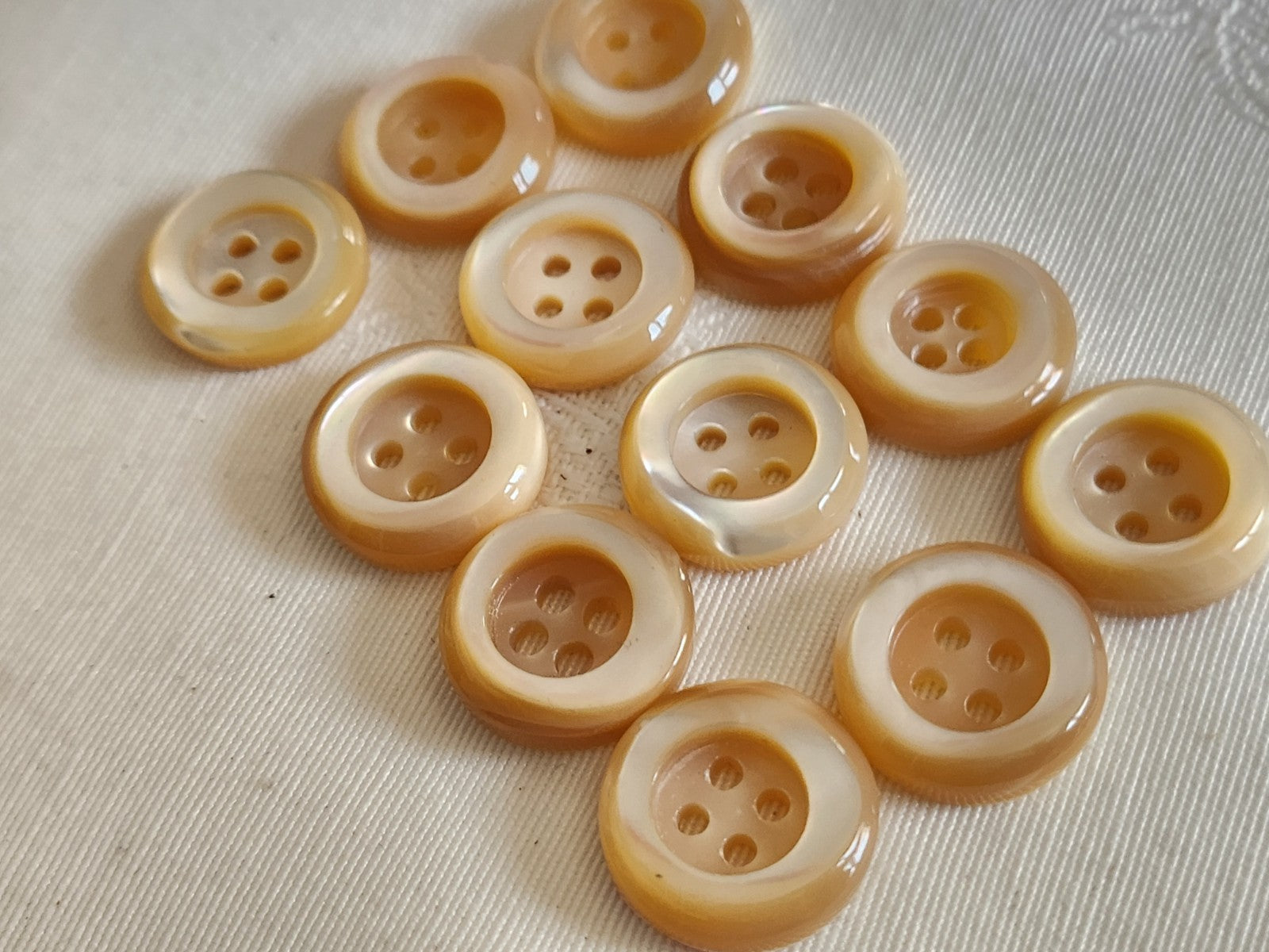 Lot  12 boutons anciens en nacre beige épais bord 1,7 cm lourd ref  6353