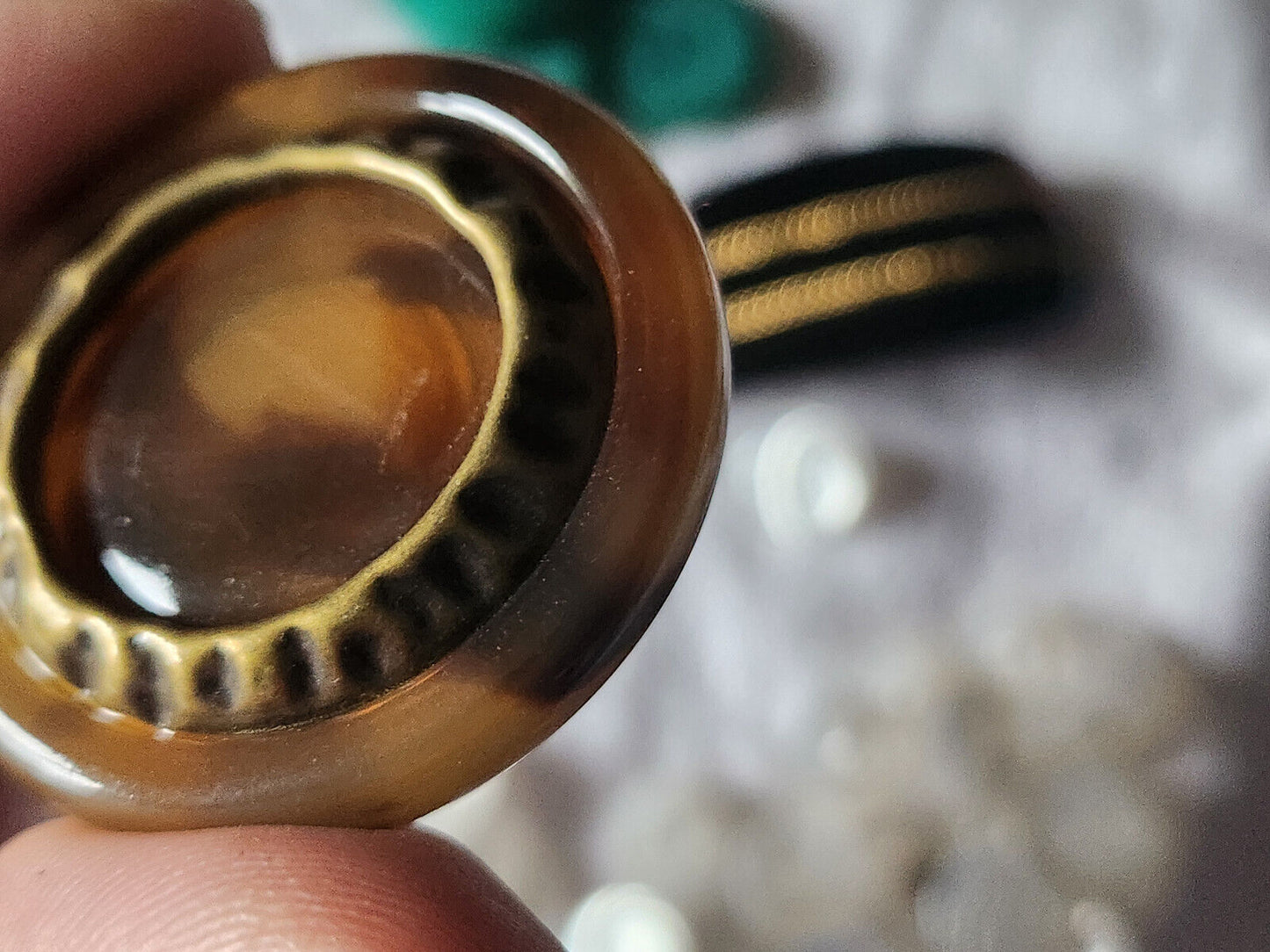 Enorme bouton vintage style ecaille marron jaspé lourd épais pied 38 mm ref 5616