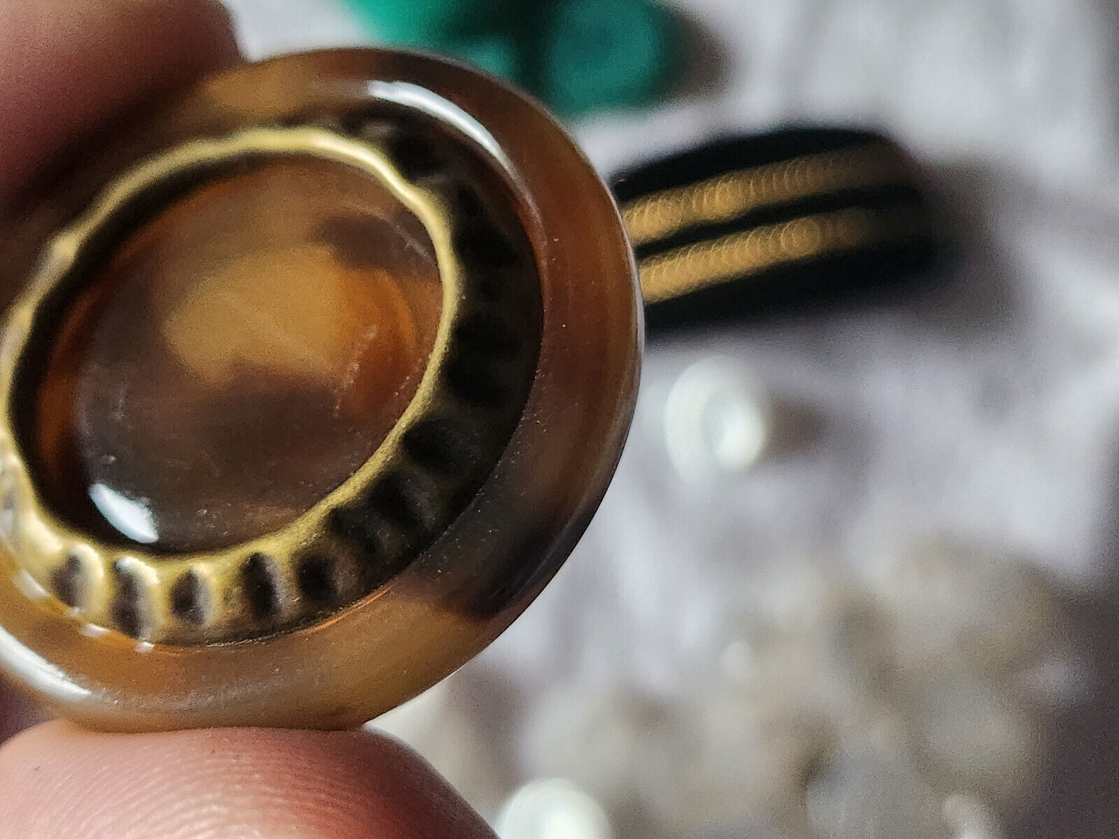 Enorme bouton vintage style ecaille marron jaspé lourd épais pied 38 mm ref 5616