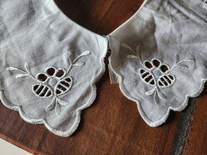 Ancien  col en tissu broderie lumineuse  en relief blanc B1-64