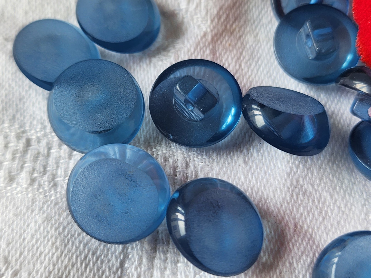 Lot 13 petits  boutons vintage bleu lisse granité pied  1,4 cm ref 3553
