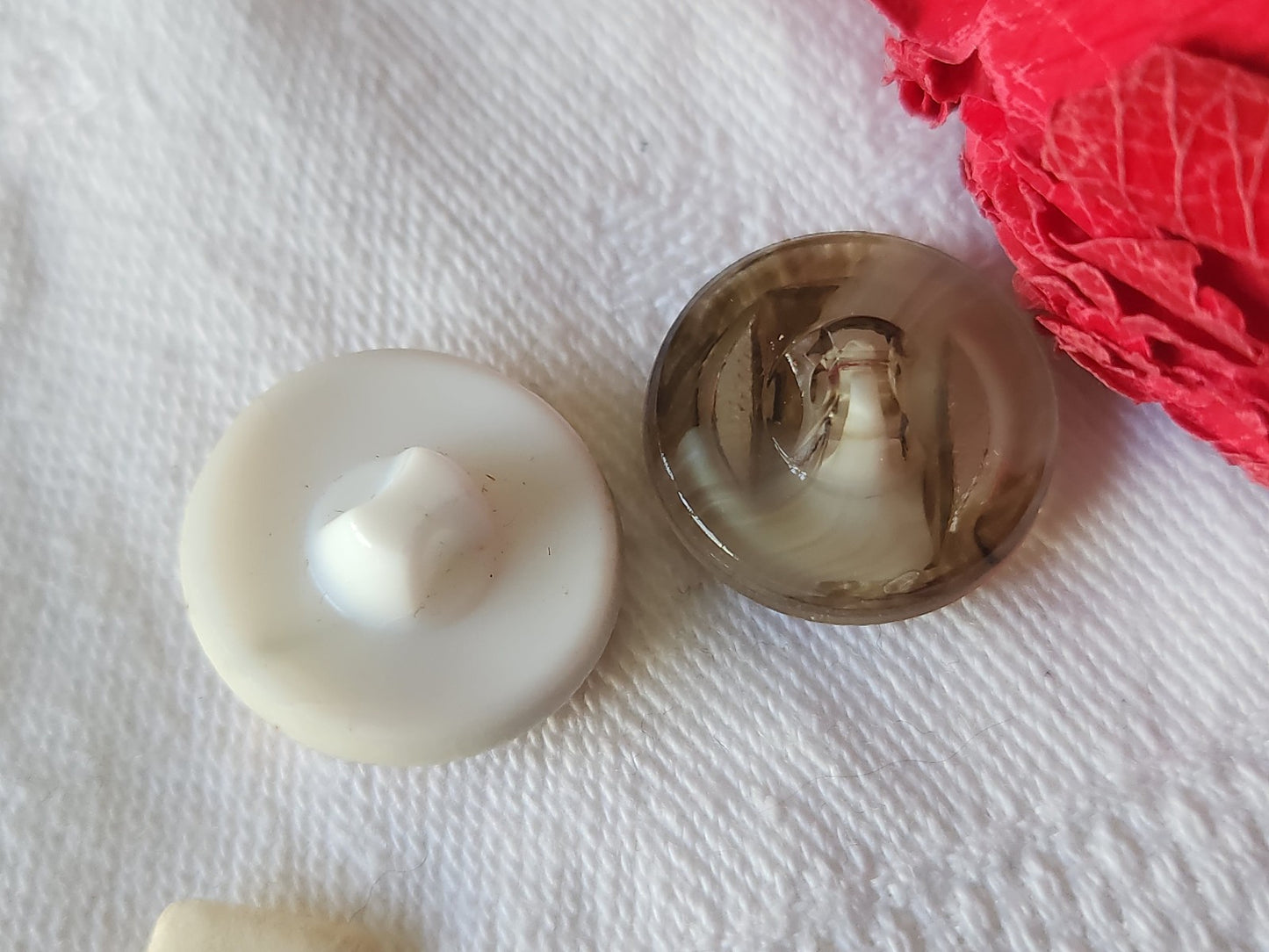 Duo boutons en verre vintage marron blanc doré pied 1,8 cm G13J