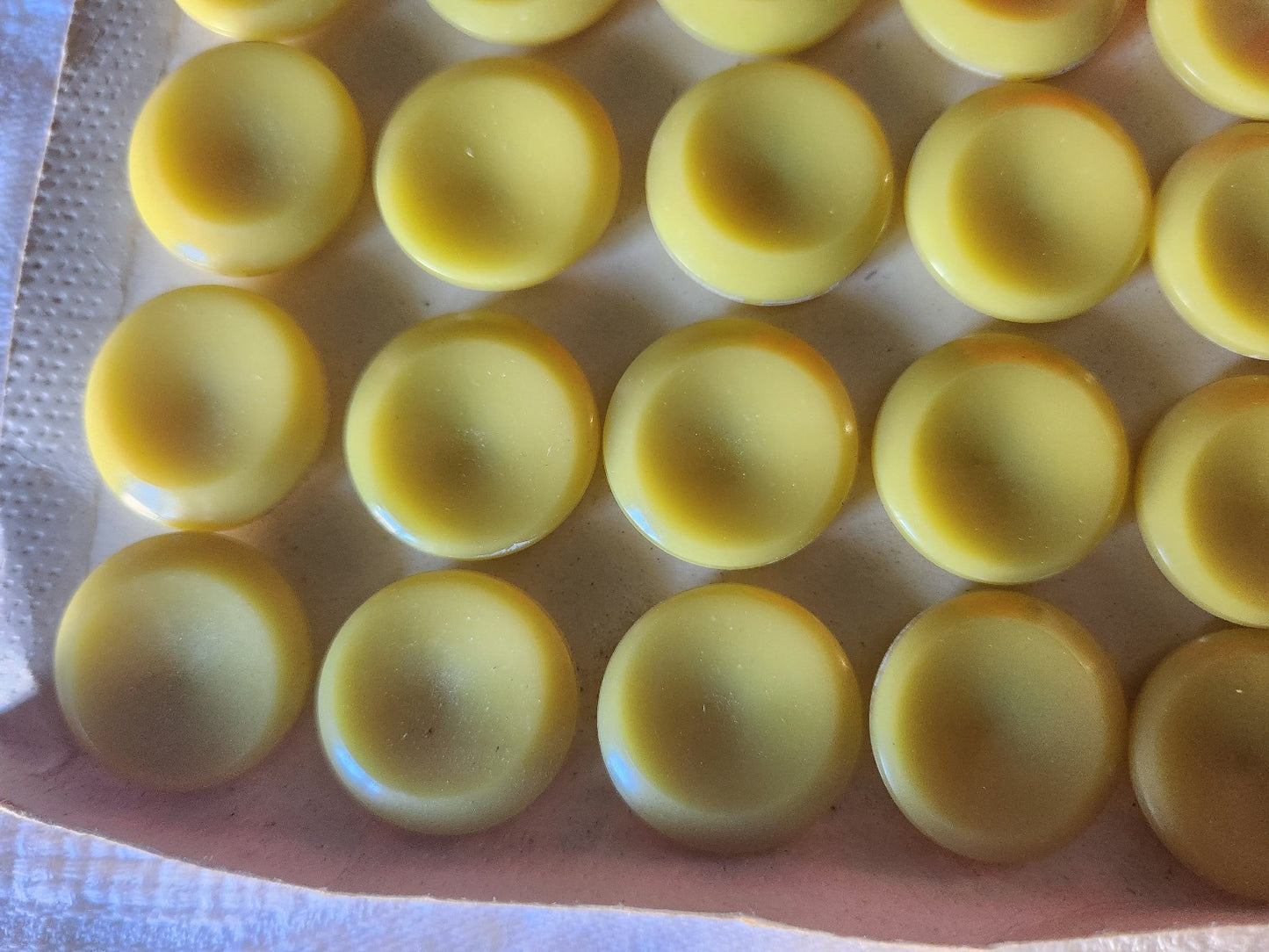 Plaque de 24 boutons vintage jaune à pied travaillé 2,2 cm