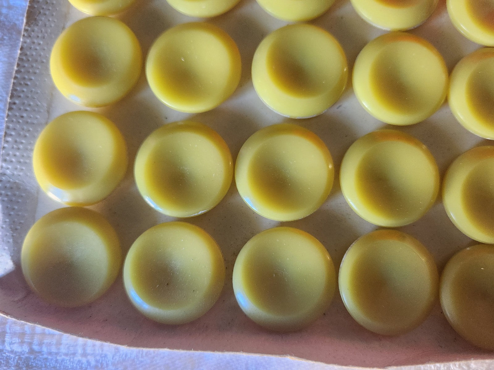 Plaque de 24 boutons vintage jaune à pied travaillé 2,2 cm