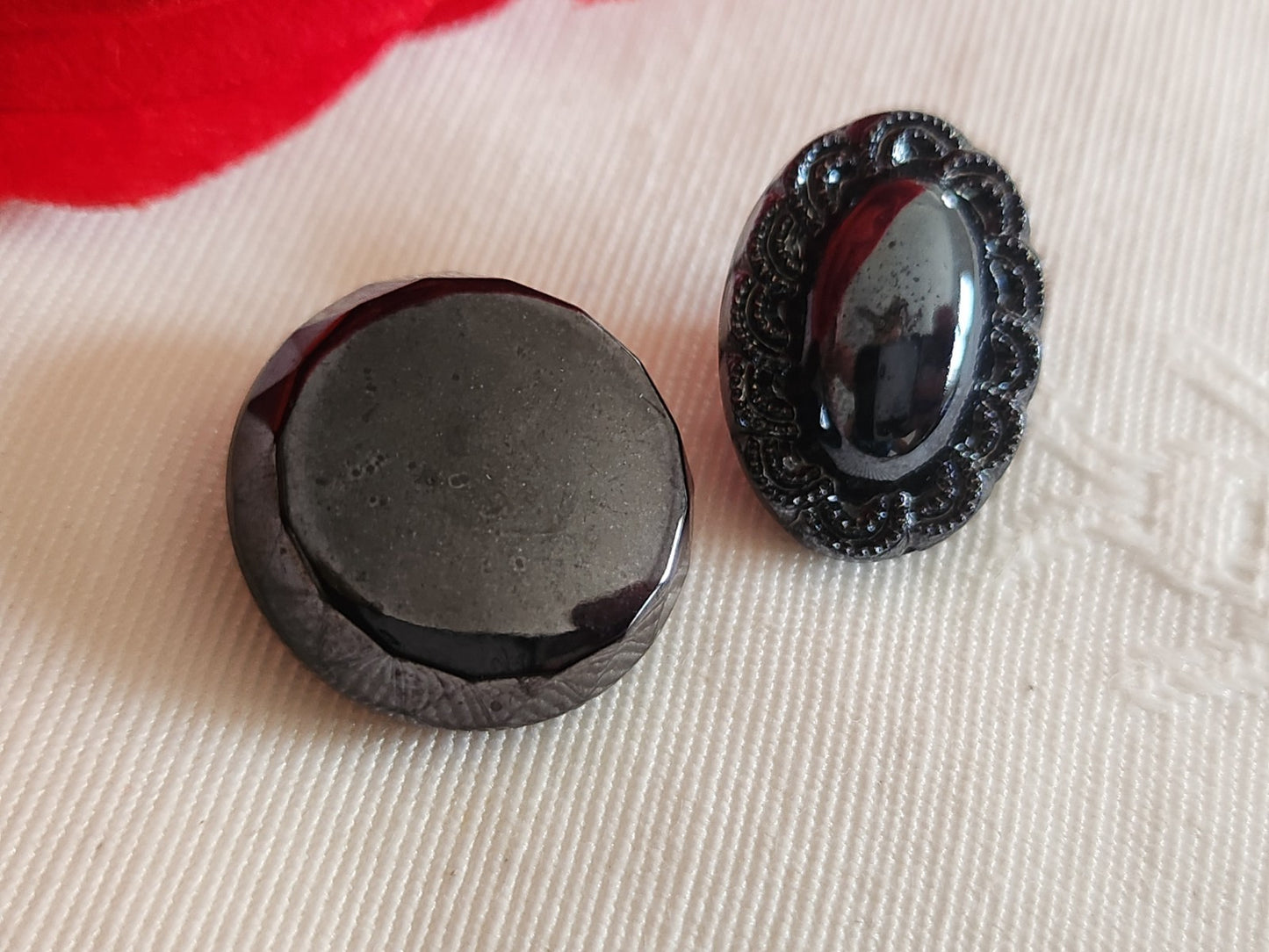 Duo  boutons anciens en verre gris anthracite 1,8 cm et 1,2 sur 1,8 cm G12D