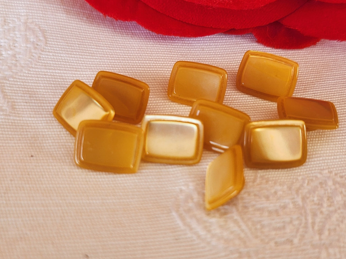 Lot 10 boutons anciens en nacre jaune rectangle pied 0,8 cm sur 1 cm ref 6664