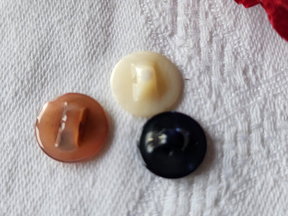 Trio petits boutons anciens en nacre ciselé 1,1 et 1,2 cm G13I