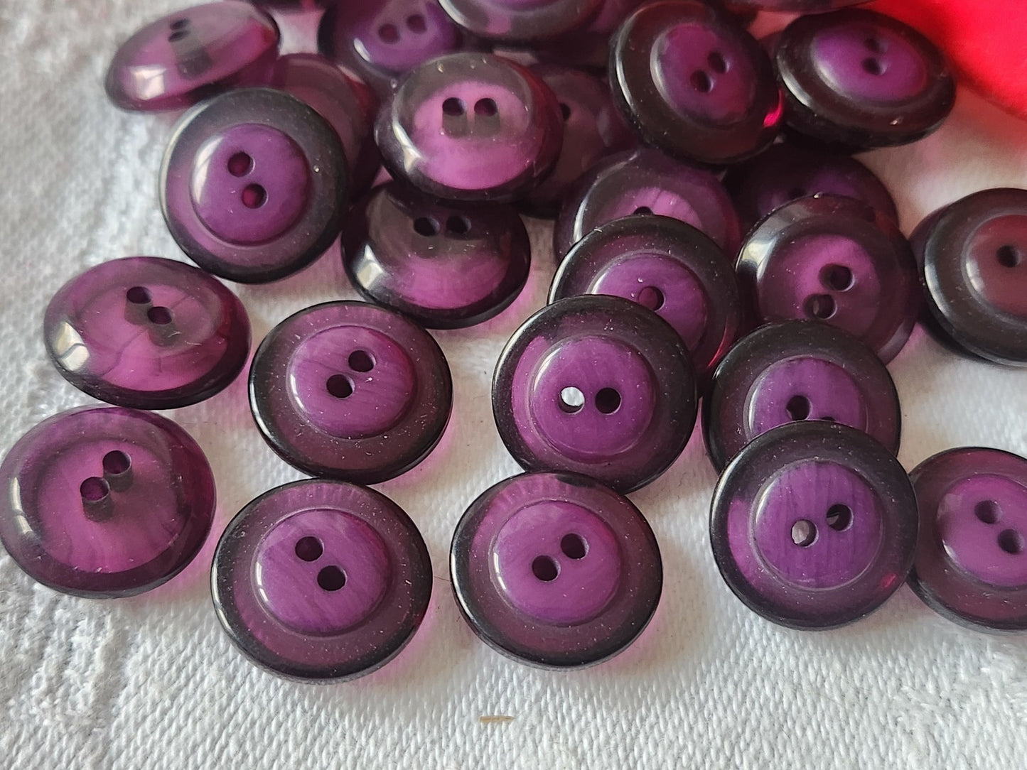 Lot 27 petits boutons vintage violet épais trous 1,4 cm ref 2880