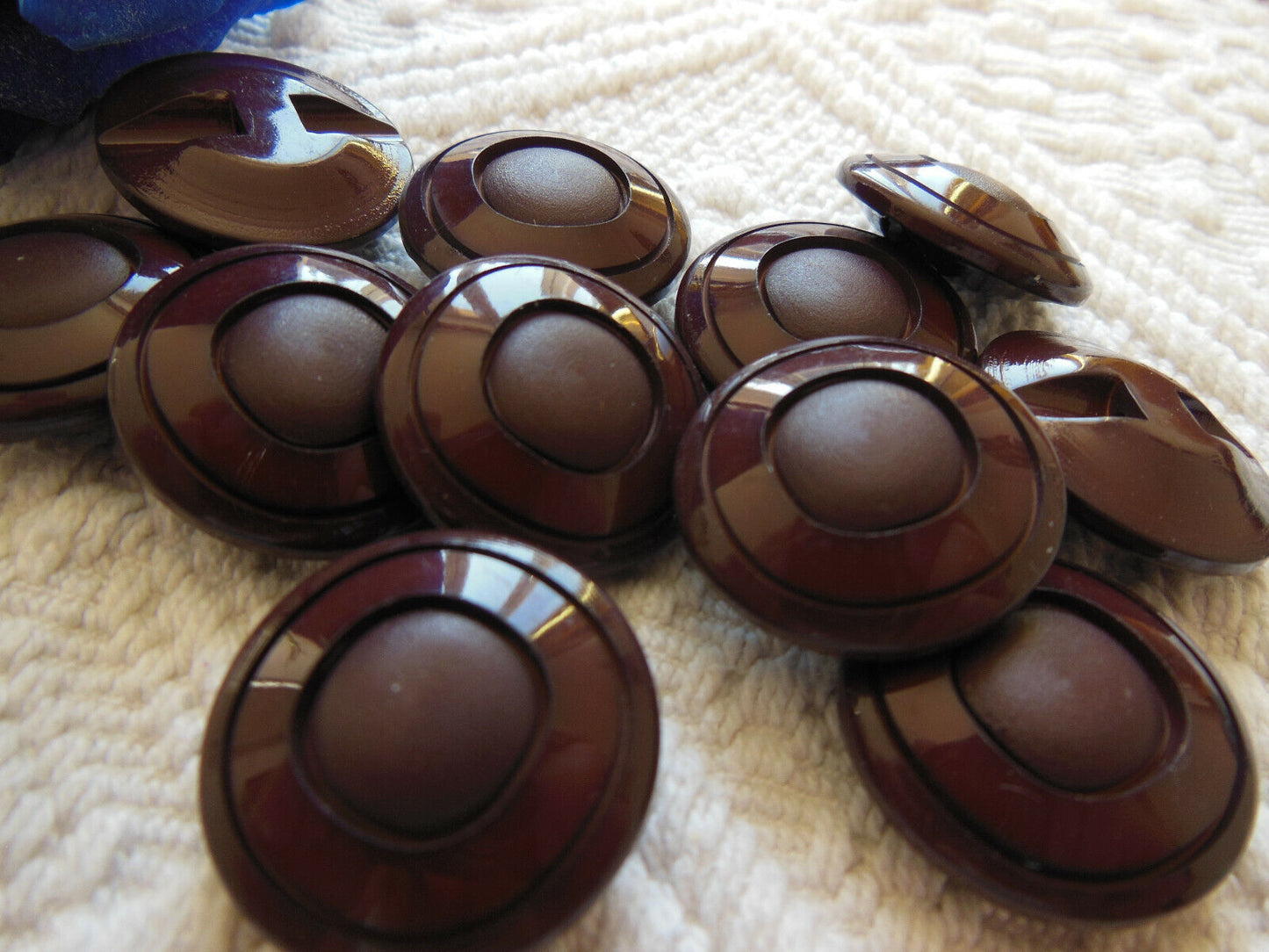 Lot 6 boutons vintage marron à pied motif carré 2,1 cm ref 2449