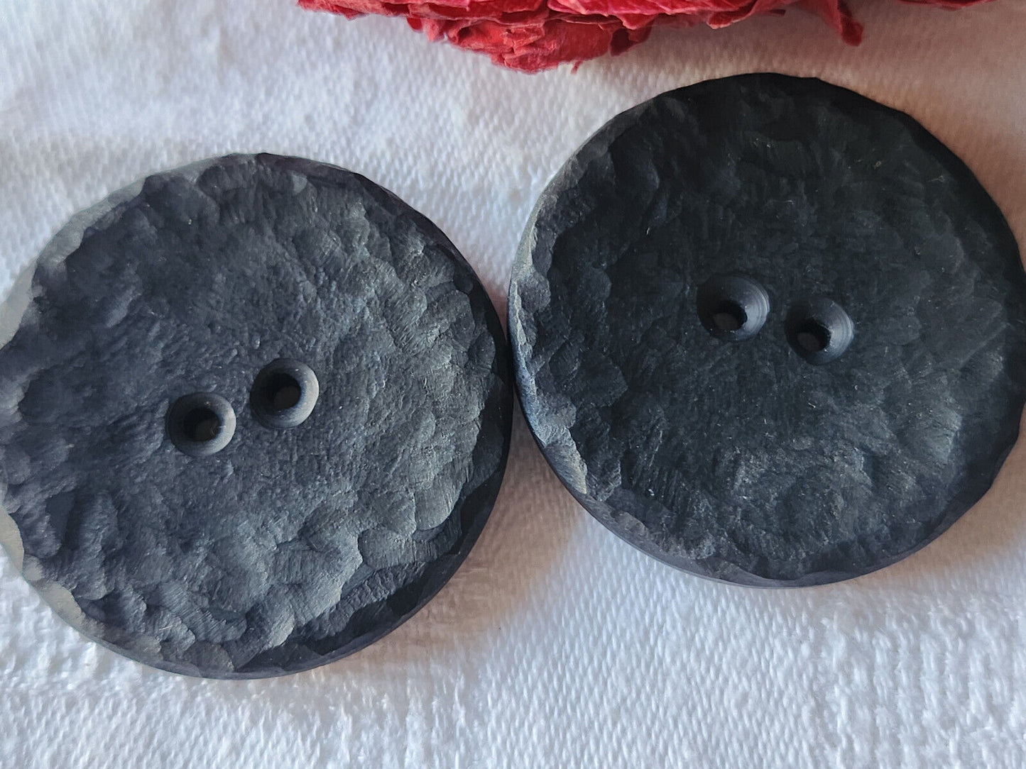 Duo gros boutons vintage noir mat effet martelé XXL 3,9 cm ref 5713