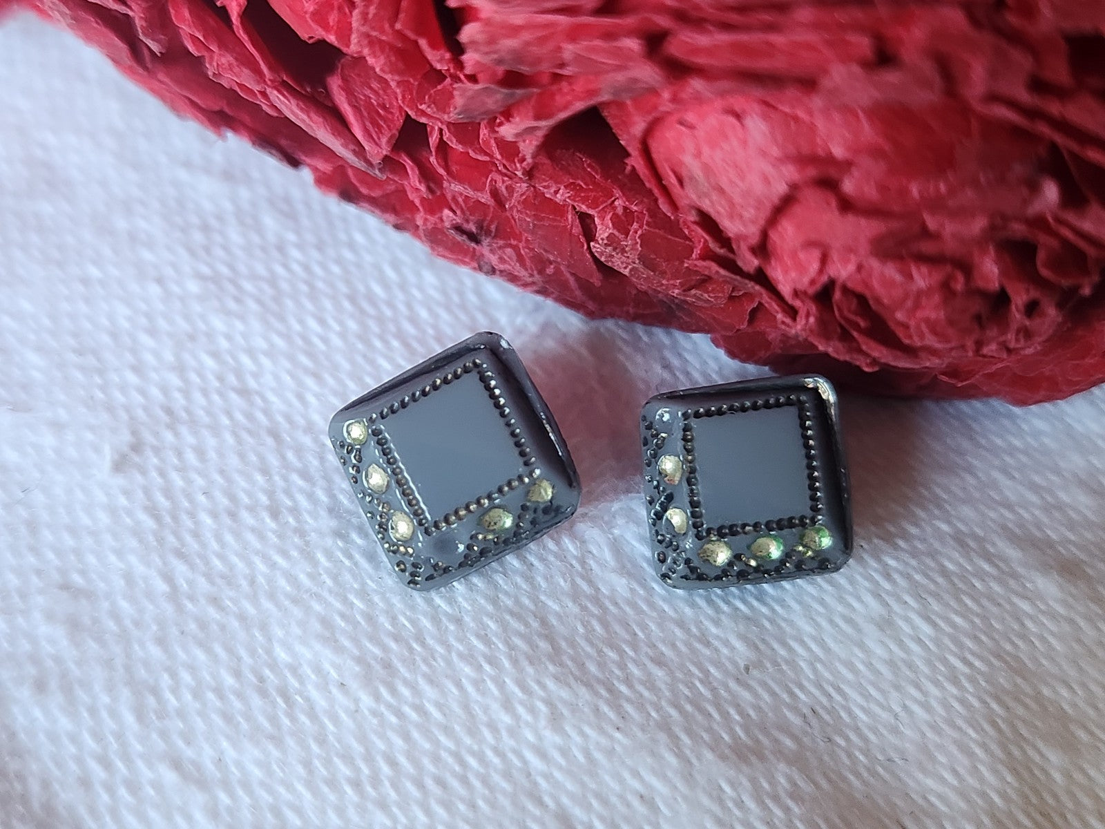 Duo mini boutons anciens en verre gris carré 0,8 cm art deco D11A