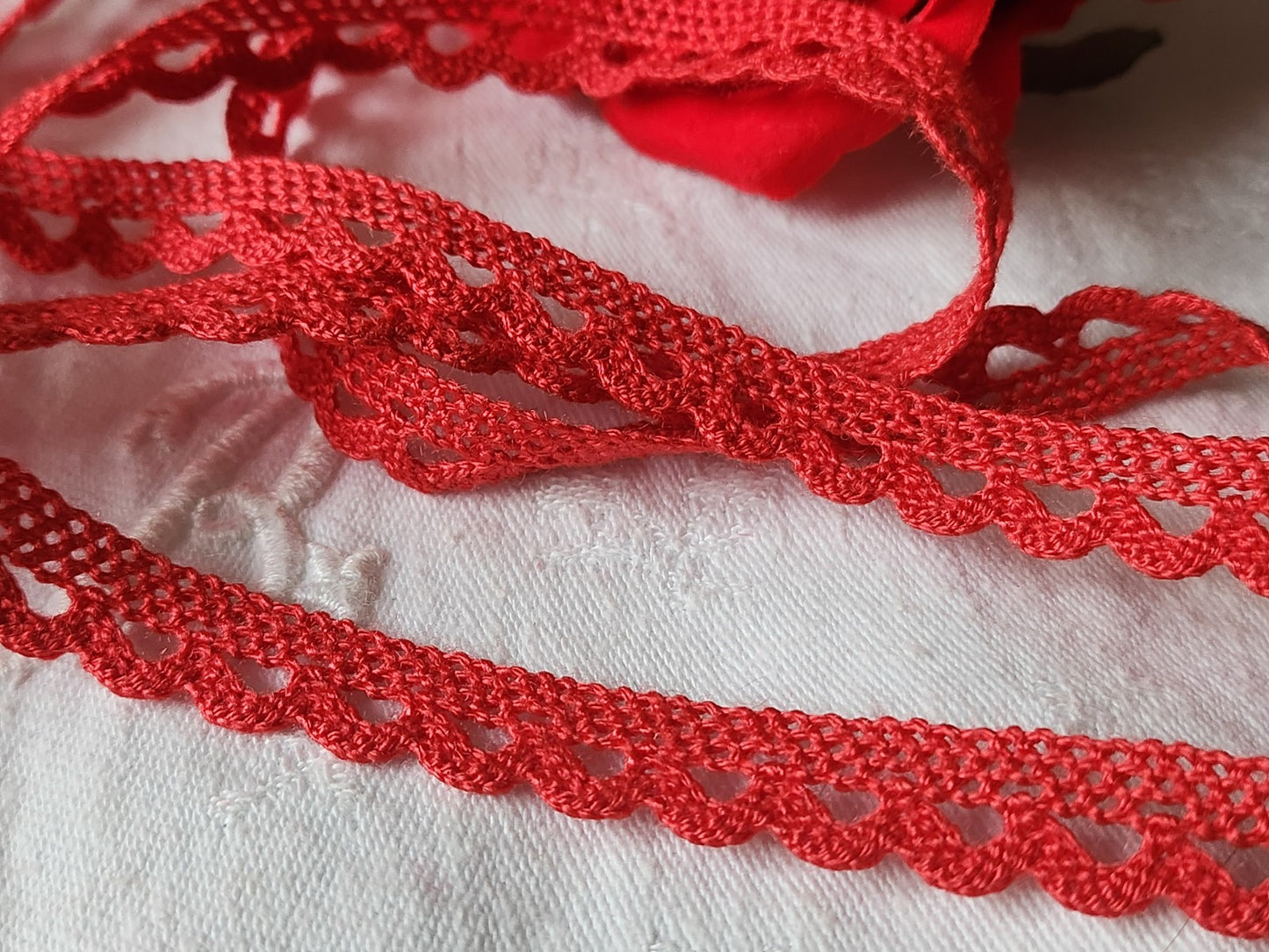 Dentelle vintage rouge rosé coton 3 métres sur 1,2 cm A6