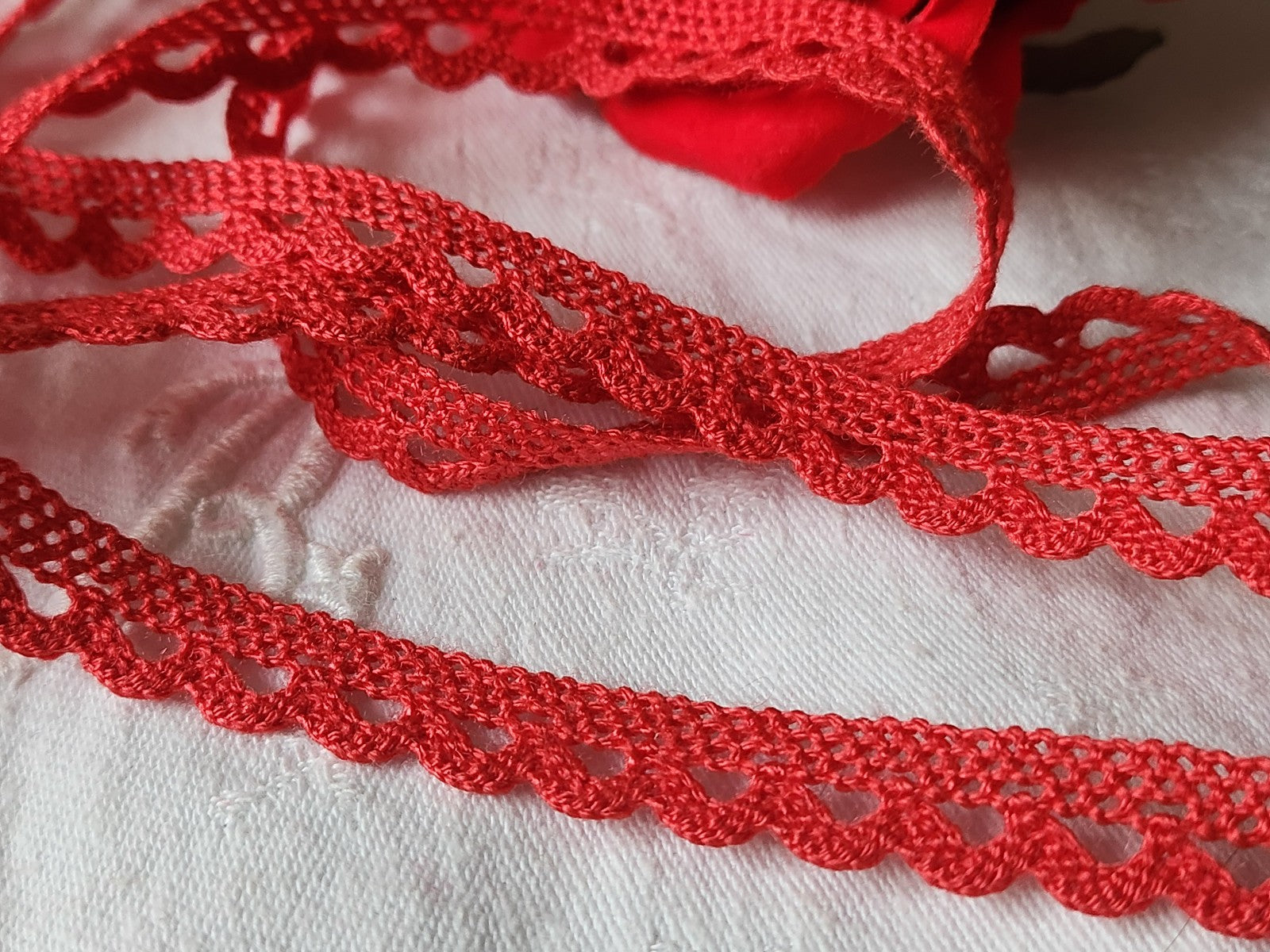 Dentelle vintage rouge rosé coton 3 métres sur 1,2 cm A6
