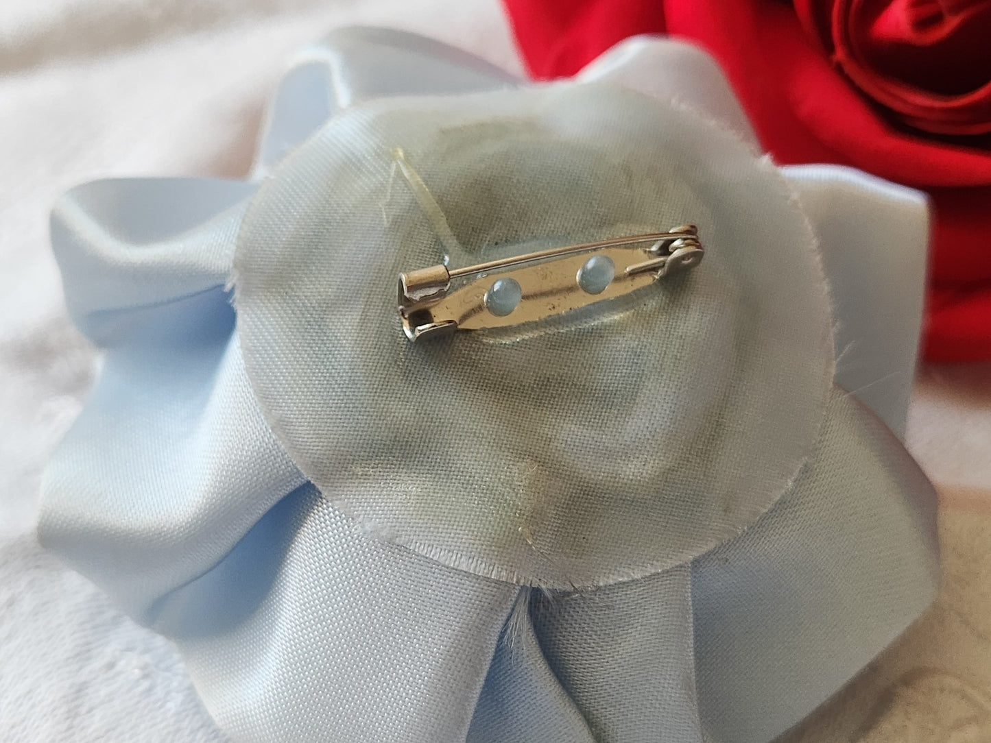 Grosse fleur ancienne bleu  rayonne  montée en broche modiste T0-19