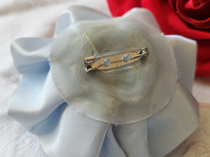 Grosse fleur ancienne bleu  rayonne  montée en broche modiste T0-19