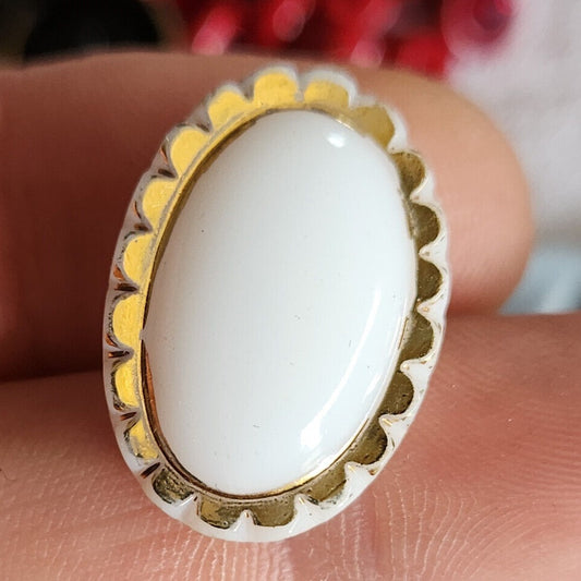 Bouton ancien en verre  ovale blanc dentelle tordu 1,5 sur 2,2 cm D18I