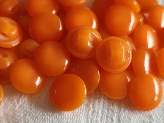 Lot 18 boutons vintage orange pied 1,2 cm à pied lisse  ref 6038
