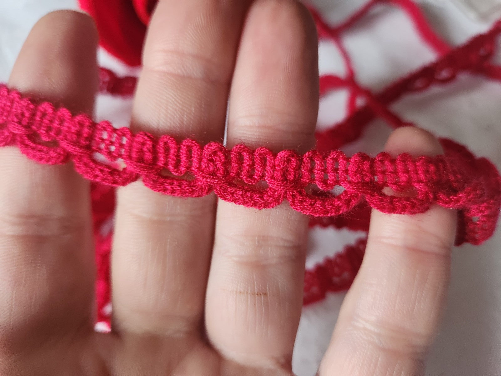Galon vintage dentemme rouge  5 mètres sur 1 cm  A2