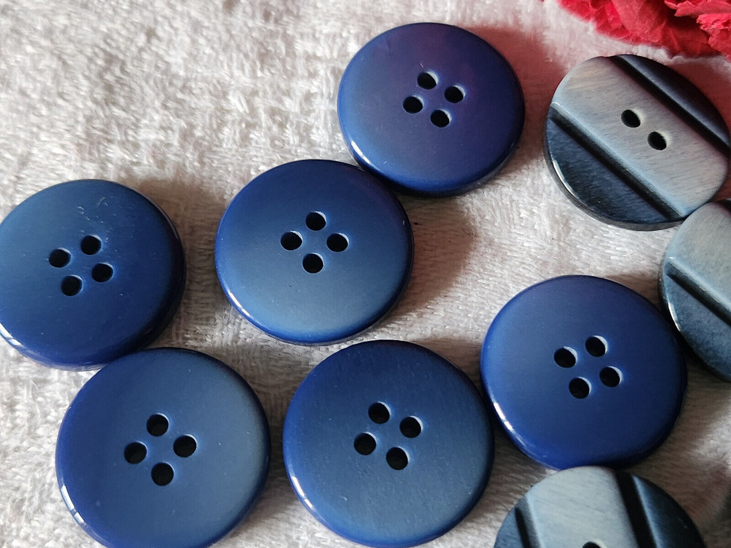 Lot 16 boutons vintage bleu 2 series à trous  1,8 cm ref 3160