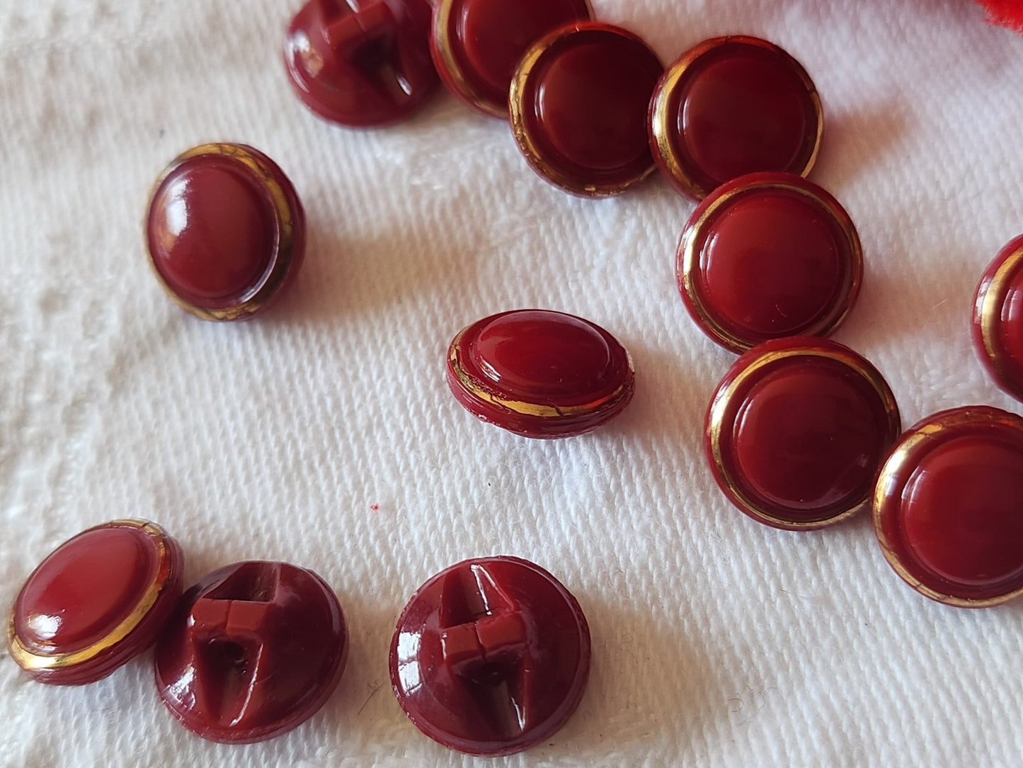 Lot 15 mini boutons vintage en verre rouge doré 1,1 cm ref 6041