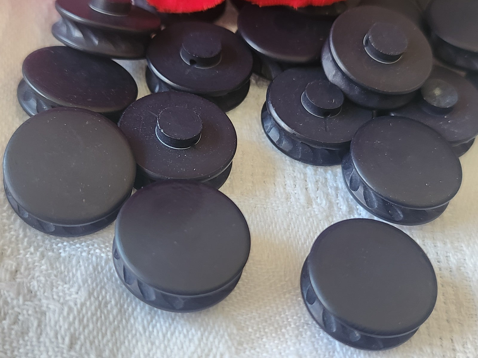 Lot 16 boutons vintage  noir bleuté mat pied 1,7 cm ref 4793