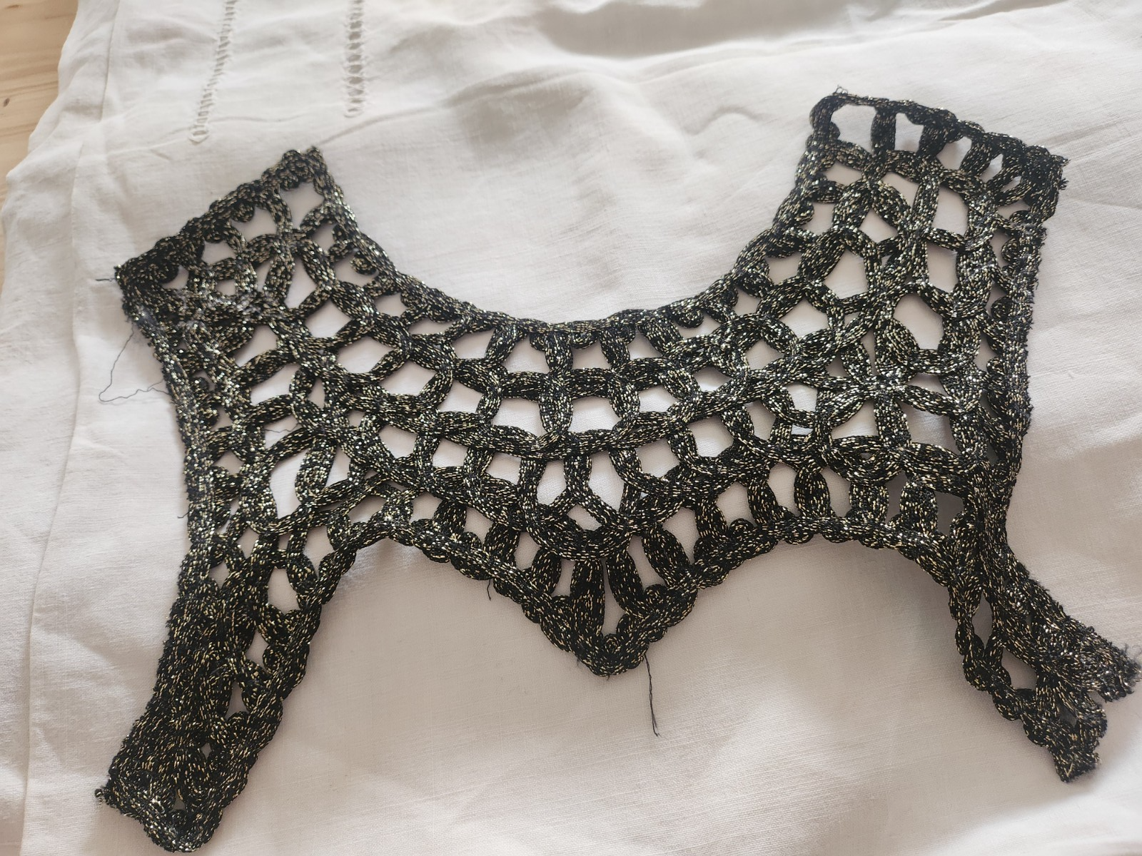 Grande encolure  vintage dentelle noir dore récup main robe soiréeevoir photo B8