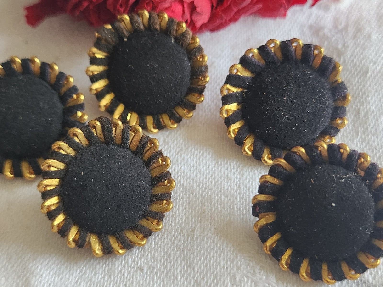 Collection lot 5 boutons ancien en métal ornement parurier 2,3 cm ref 1234