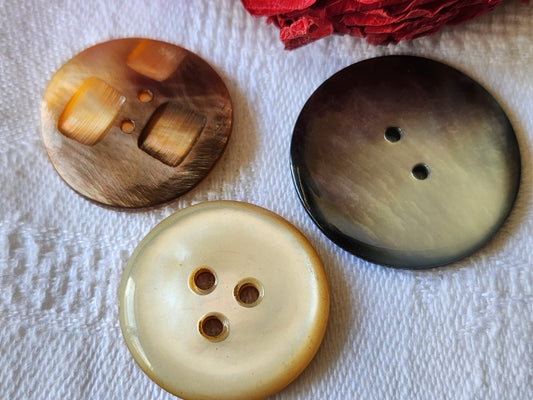 Trio boutons anciens en nacre à trous 2,3 et 2,7 cm G15F