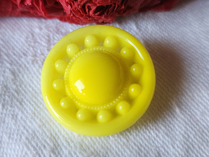 Gros bouton vintage en verre jaune fort relief 2,2 cm D17H