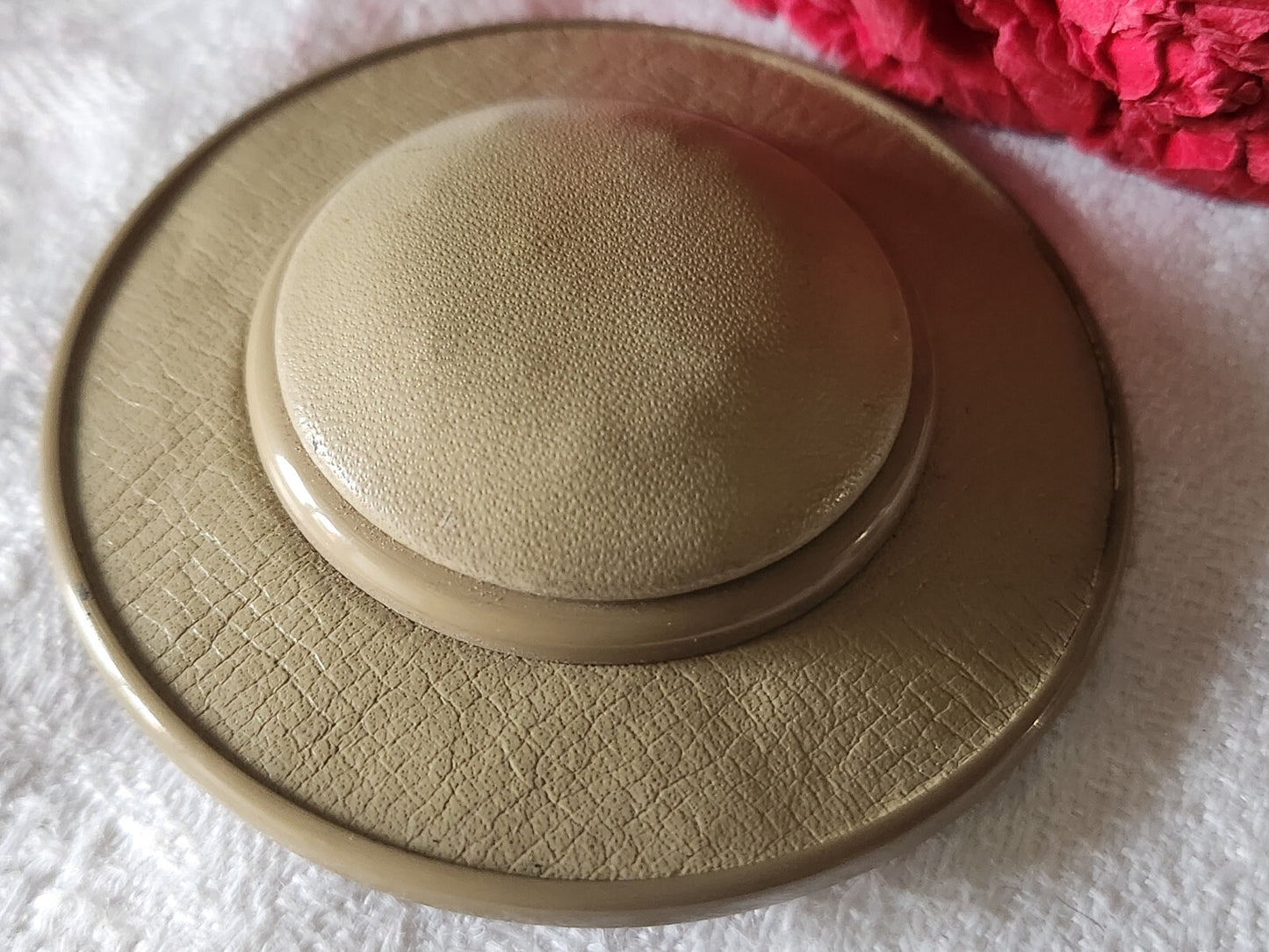 Enorme bouton ancien en cuir forme chapeau beige 6 cm ou 60 mm T7