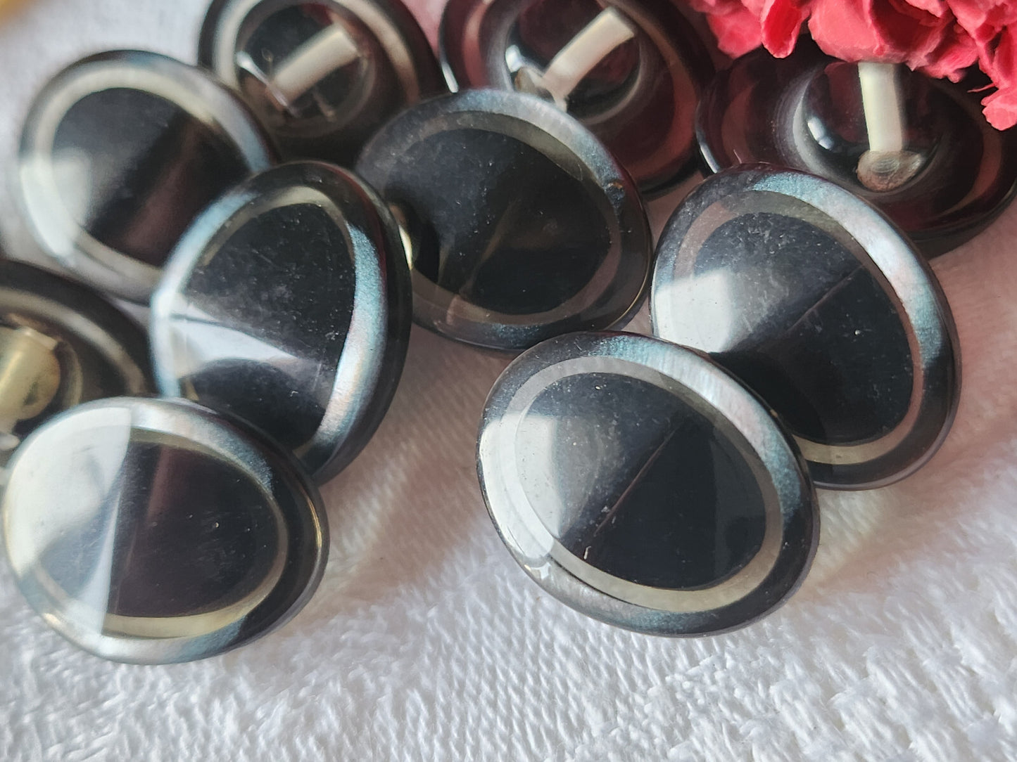 Lot 6 boutons vintage ovale noir incusion nacré 1,4 sur 1,8 cm ref 6025