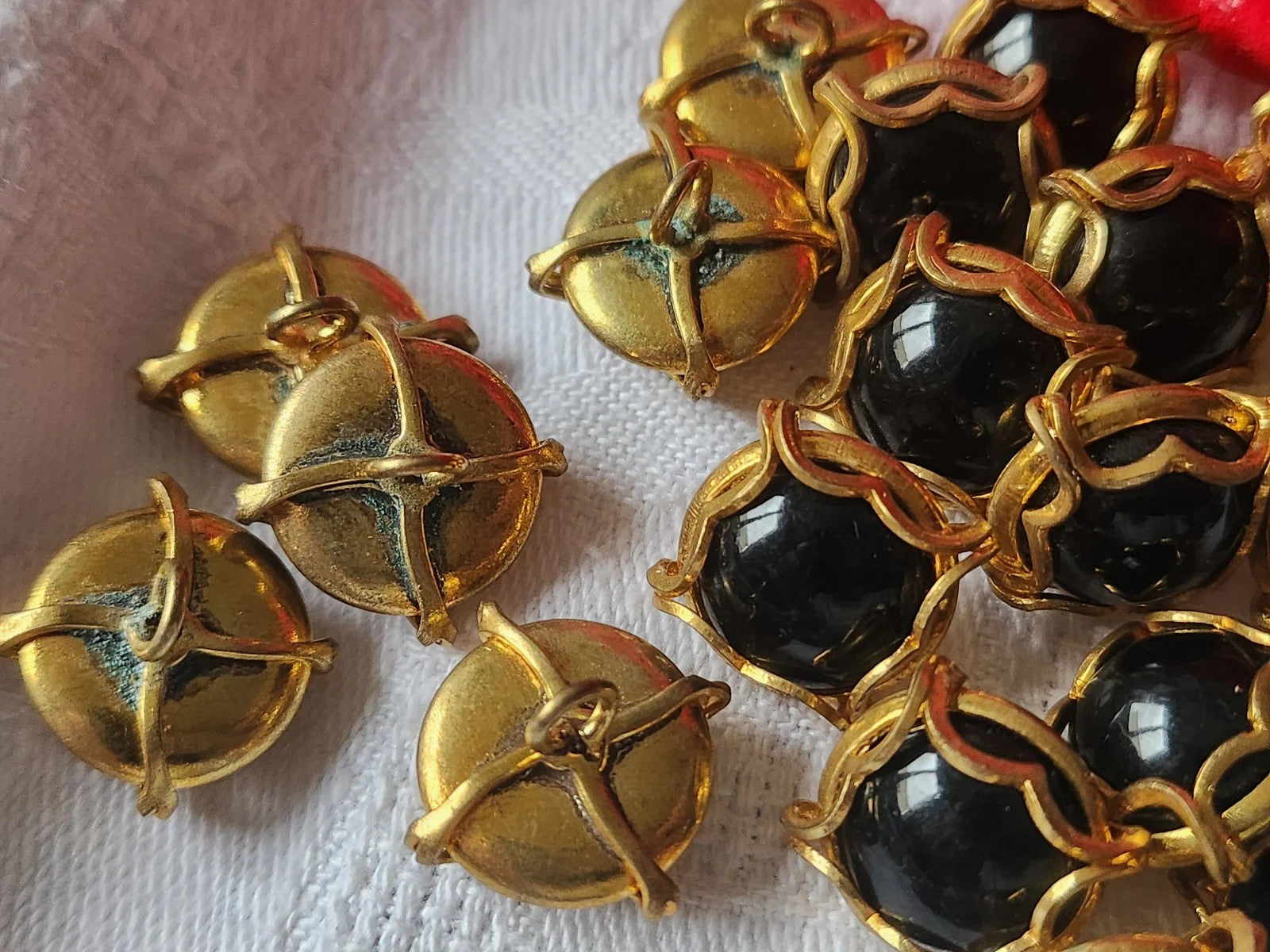 Lot 9 boutons anciens en métal coeur noir prisonnier 1,4 cm ref 5218