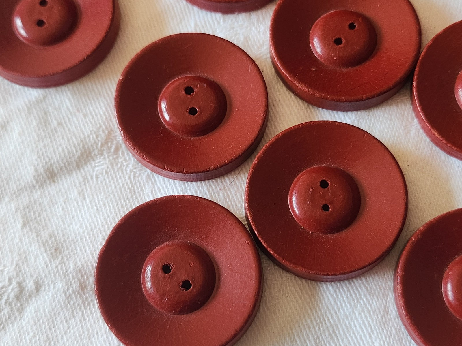 Lot 11 gros boutons anciens en bois rouge à trous 3 cm trous ref 6048